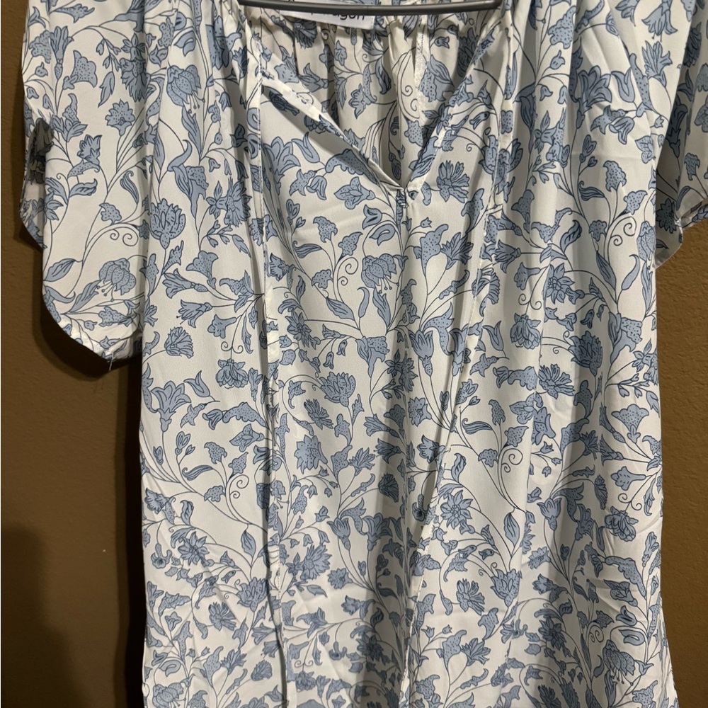 Snapdragon Floral Blue and White Women's V-Neck Top Size XL